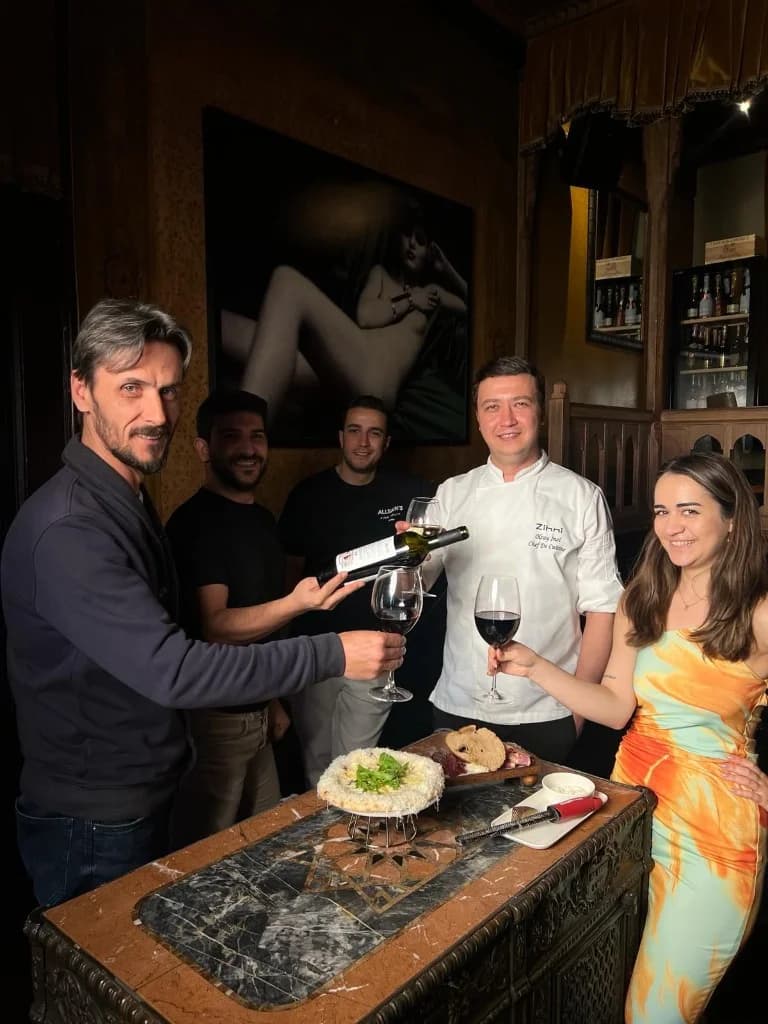 Zihni Pub ekip ve şef Olcay İnel